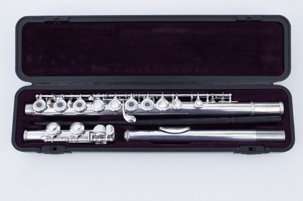 Flûte traversière yamaha YFL281 SII (plateaux creux, clétage en ligne)