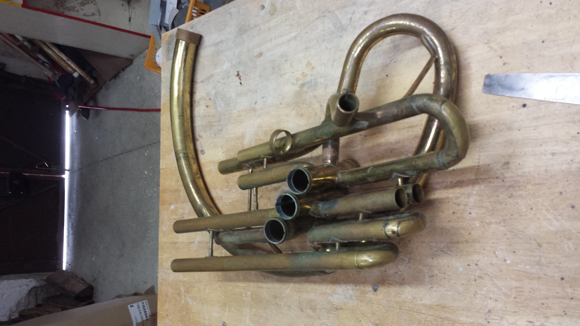 Restauration complète et peinture sur un sousaphone en fibre