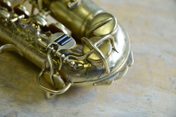 Fabrication de gardes sur un saxophone Buescher TRUE-TONE (année 1920)