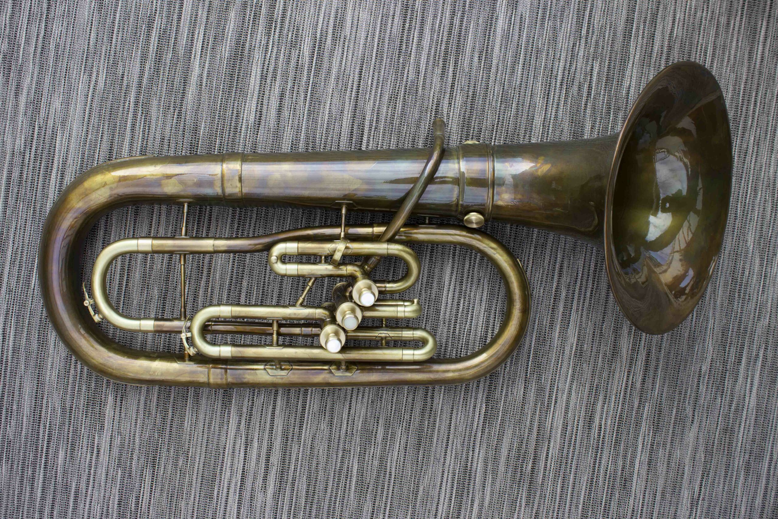 Tuba Baryton 3 pistons frontaux OLDS ''AMBASSADORS'' USA [CUSTOM PATINE ANTIQUE +VERNIS NEUF + ÉTUI SOUPLE NEUF]